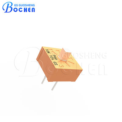 Se encuentra en la parte superior de la parte superior de la cavidad.